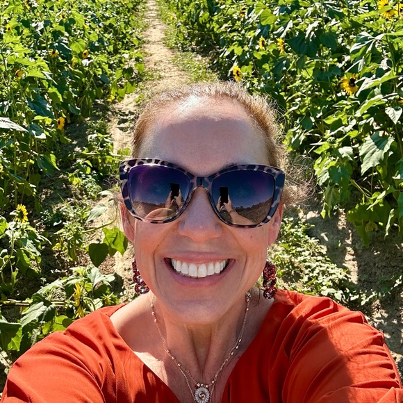 Meet your Posher, Wendi - Picture 2 of 2